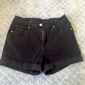 BLACK DENIM SHORTS!